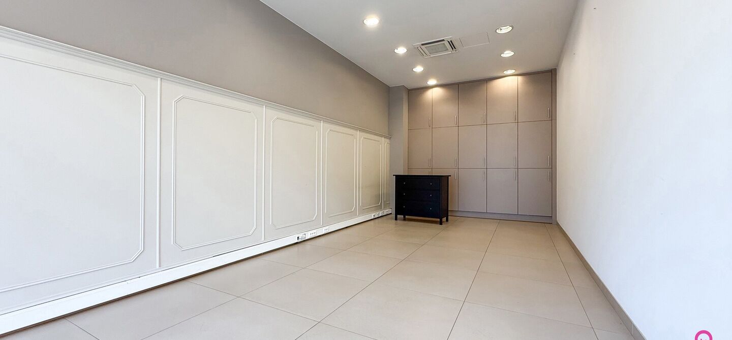 Ontdek deze volledig gerenoveerde en instapklare kantoorruimte van 71m², ideaal gelegen met uitstekende zichtbaarheid in het centrum van Beringen. De ruimte is opgezet als één grote open werkruimte, waardoor je alle vrijheid hebt om ze in te richten vo