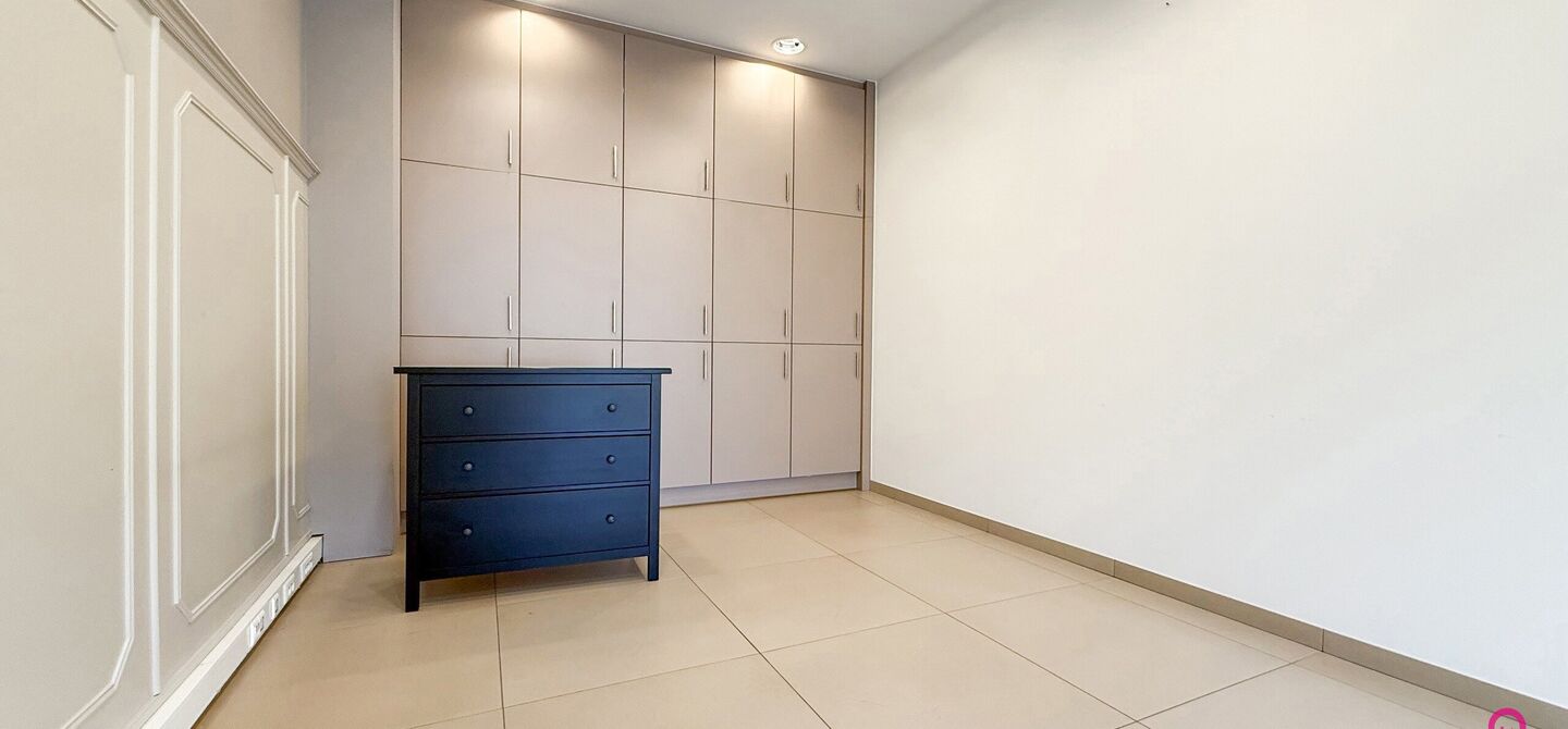Ontdek deze volledig gerenoveerde en instapklare kantoorruimte van 71m², ideaal gelegen met uitstekende zichtbaarheid in het centrum van Beringen. De ruimte is opgezet als één grote open werkruimte, waardoor je alle vrijheid hebt om ze in te richten vo