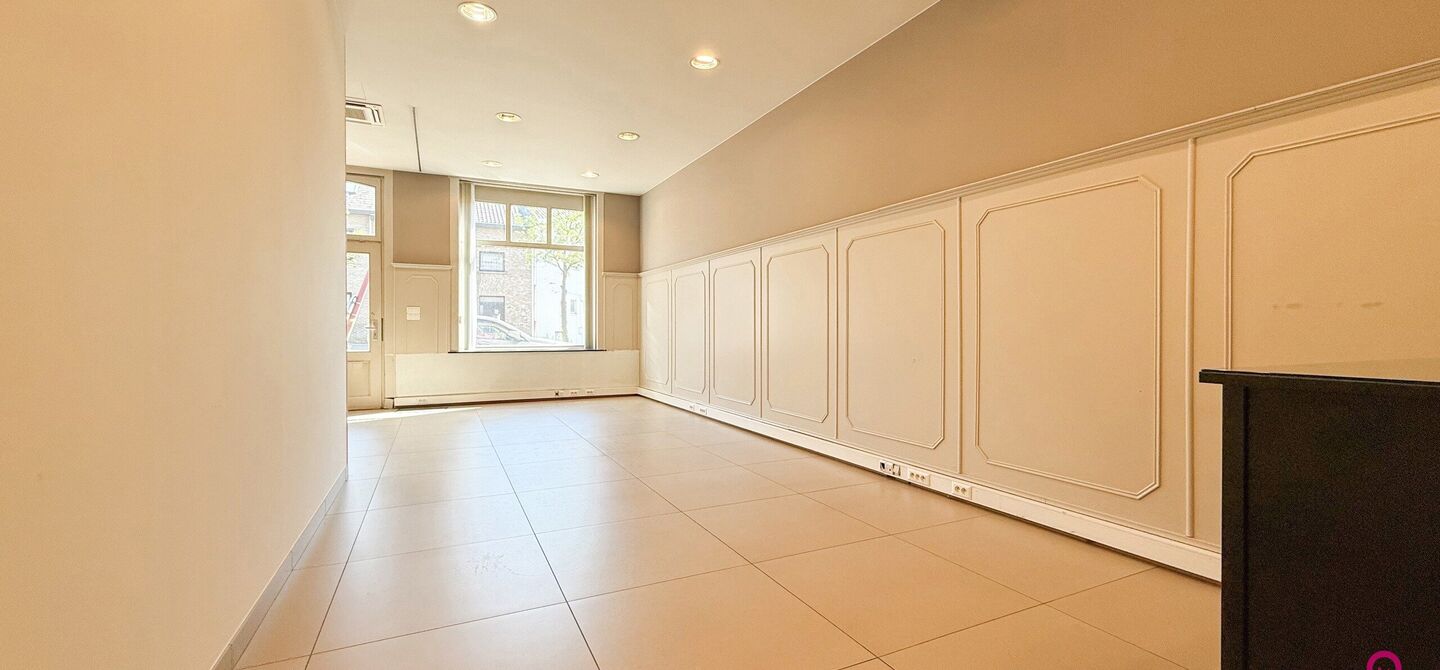 Ontdek deze volledig gerenoveerde en instapklare kantoorruimte van 71m², ideaal gelegen met uitstekende zichtbaarheid in het centrum van Beringen. De ruimte is opgezet als één grote open werkruimte, waardoor je alle vrijheid hebt om ze in te richten vo