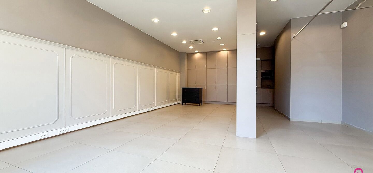 Ontdek deze volledig gerenoveerde en instapklare kantoorruimte van 71m², ideaal gelegen met uitstekende zichtbaarheid in het centrum van Beringen. De ruimte is opgezet als één grote open werkruimte, waardoor je alle vrijheid hebt om ze in te richten vo