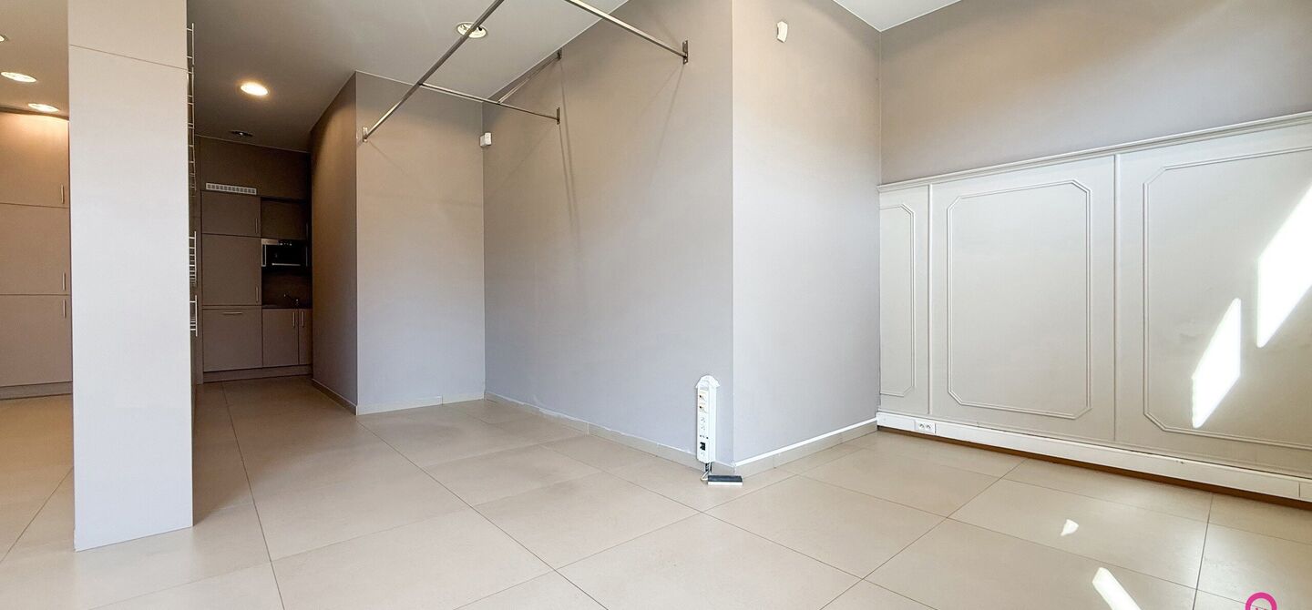 Ontdek deze volledig gerenoveerde en instapklare kantoorruimte van 71m², ideaal gelegen met uitstekende zichtbaarheid in het centrum van Beringen. De ruimte is opgezet als één grote open werkruimte, waardoor je alle vrijheid hebt om ze in te richten vo