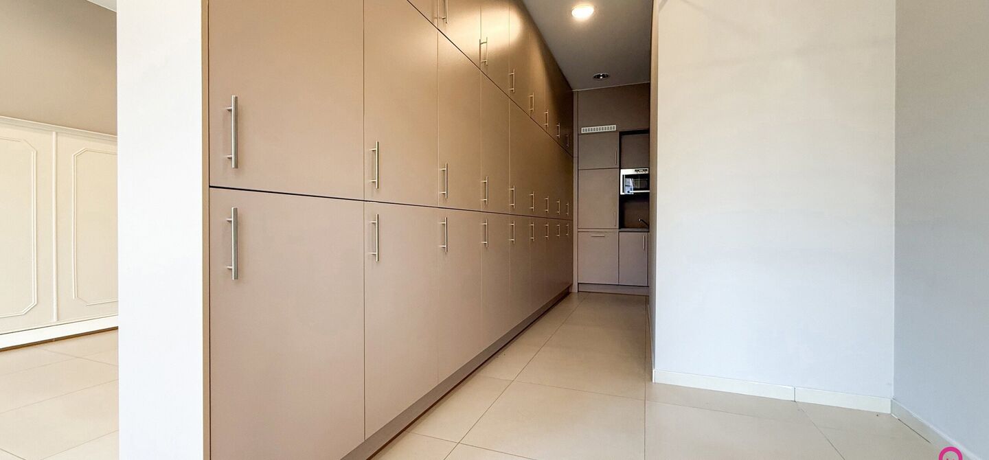 Ontdek deze volledig gerenoveerde en instapklare kantoorruimte van 71m², ideaal gelegen met uitstekende zichtbaarheid in het centrum van Beringen. De ruimte is opgezet als één grote open werkruimte, waardoor je alle vrijheid hebt om ze in te richten vo