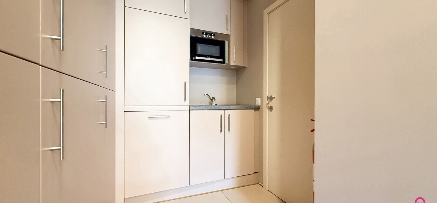 Ontdek deze volledig gerenoveerde en instapklare kantoorruimte van 71m², ideaal gelegen met uitstekende zichtbaarheid in het centrum van Beringen. De ruimte is opgezet als één grote open werkruimte, waardoor je alle vrijheid hebt om ze in te richten vo