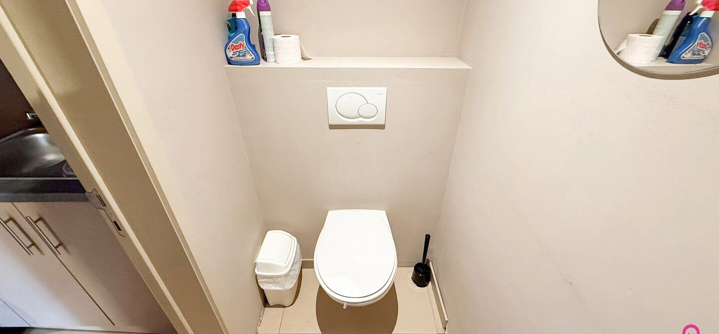 Ontdek deze volledig gerenoveerde en instapklare kantoorruimte van 71m², ideaal gelegen met uitstekende zichtbaarheid in het centrum van Beringen. De ruimte is opgezet als één grote open werkruimte, waardoor je alle vrijheid hebt om ze in te richten vo