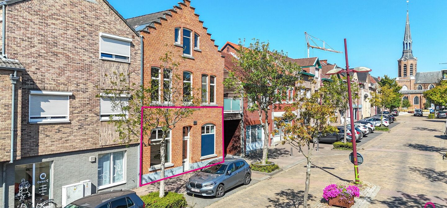 Ontdek deze volledig gerenoveerde en instapklare kantoorruimte van 71m², ideaal gelegen met uitstekende zichtbaarheid in het centrum van Beringen. De ruimte is opgezet als één grote open werkruimte, waardoor je alle vrijheid hebt om ze in te richten vo