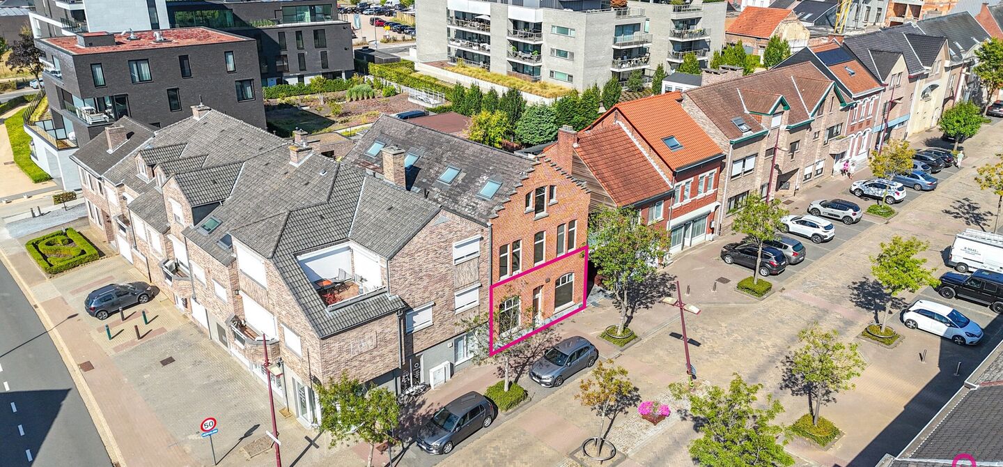 Ontdek deze volledig gerenoveerde en instapklare kantoorruimte van 71m², ideaal gelegen met uitstekende zichtbaarheid in het centrum van Beringen. De ruimte is opgezet als één grote open werkruimte, waardoor je alle vrijheid hebt om ze in te richten vo