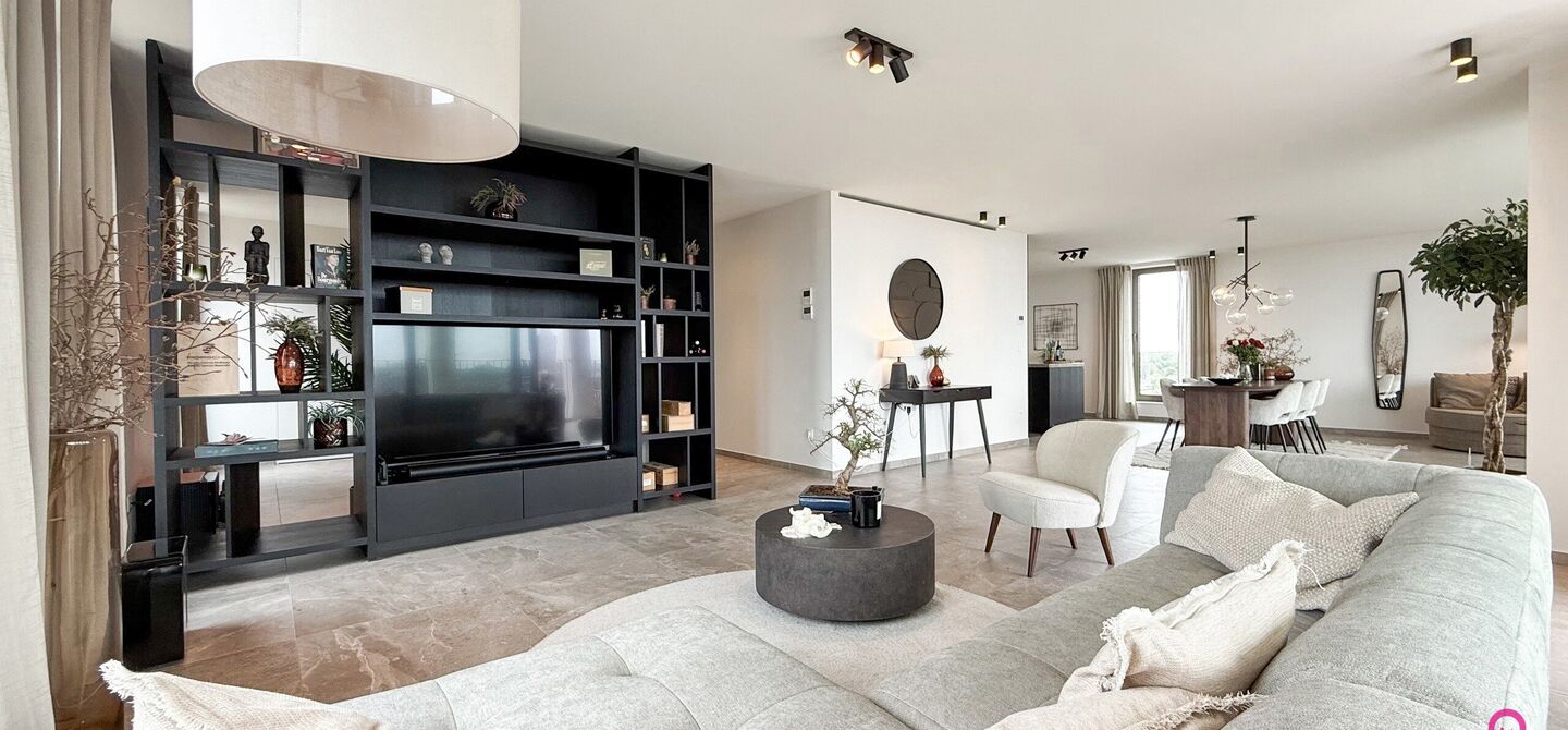 Uniek luxueus penthouse (221m&sup2;) met 2 slpks, 2 ensuite badkamers, 41m&sup2; terras en adembenemend uitzicht in centrum Beringen!

Bij ImmoFusion 7/7 &ldquo;open huis&rdquo; : klik op onze 3D-TOUR.
Ervaar vastgoed alsof je er zelf doorloopt!

Welkom in dit exclusieve