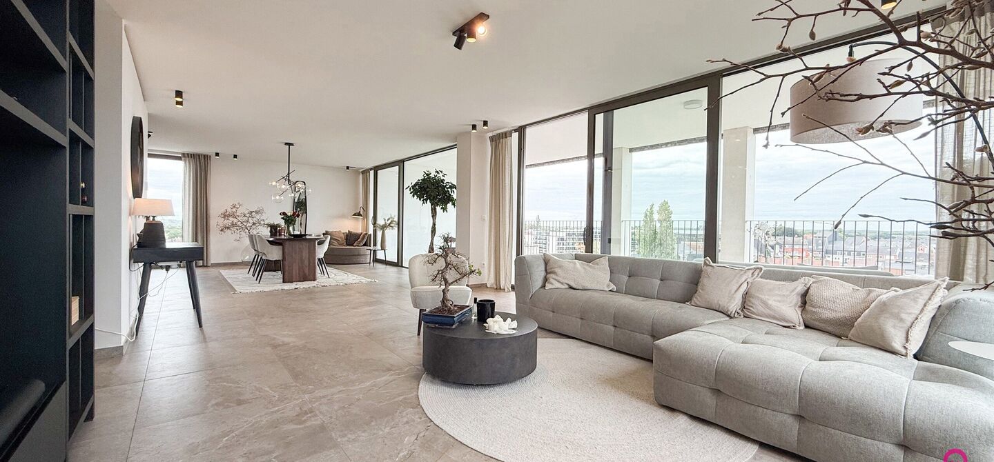 Uniek luxueus penthouse (221m&sup2;) met 2 slpks, 2 ensuite badkamers, 41m&sup2; terras en adembenemend uitzicht in centrum Beringen!

Bij ImmoFusion 7/7 &ldquo;open huis&rdquo; : klik op onze 3D-TOUR.
Ervaar vastgoed alsof je er zelf doorloopt!

Welkom in dit exclusieve