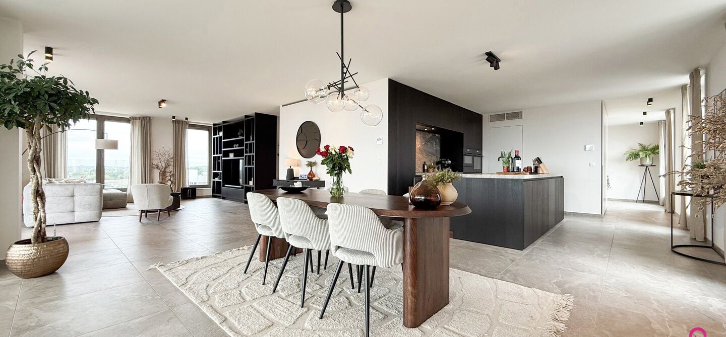 Uniek luxueus penthouse (221m&sup2;) met 2 slpks, 2 ensuite badkamers, 41m&sup2; terras en adembenemend uitzicht in centrum Beringen!

Bij ImmoFusion 7/7 &ldquo;open huis&rdquo; : klik op onze 3D-TOUR.
Ervaar vastgoed alsof je er zelf doorloopt!

Welkom in dit exclusieve