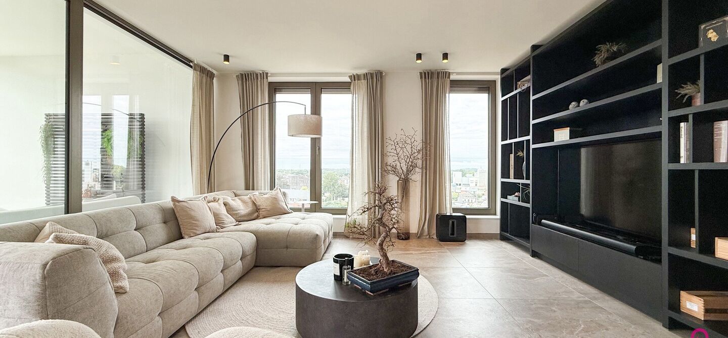 Uniek luxueus penthouse (221m&sup2;) met 2 slpks, 2 ensuite badkamers, 41m&sup2; terras en adembenemend uitzicht in centrum Beringen!

Bij ImmoFusion 7/7 &ldquo;open huis&rdquo; : klik op onze 3D-TOUR.
Ervaar vastgoed alsof je er zelf doorloopt!

Welkom in dit exclusieve