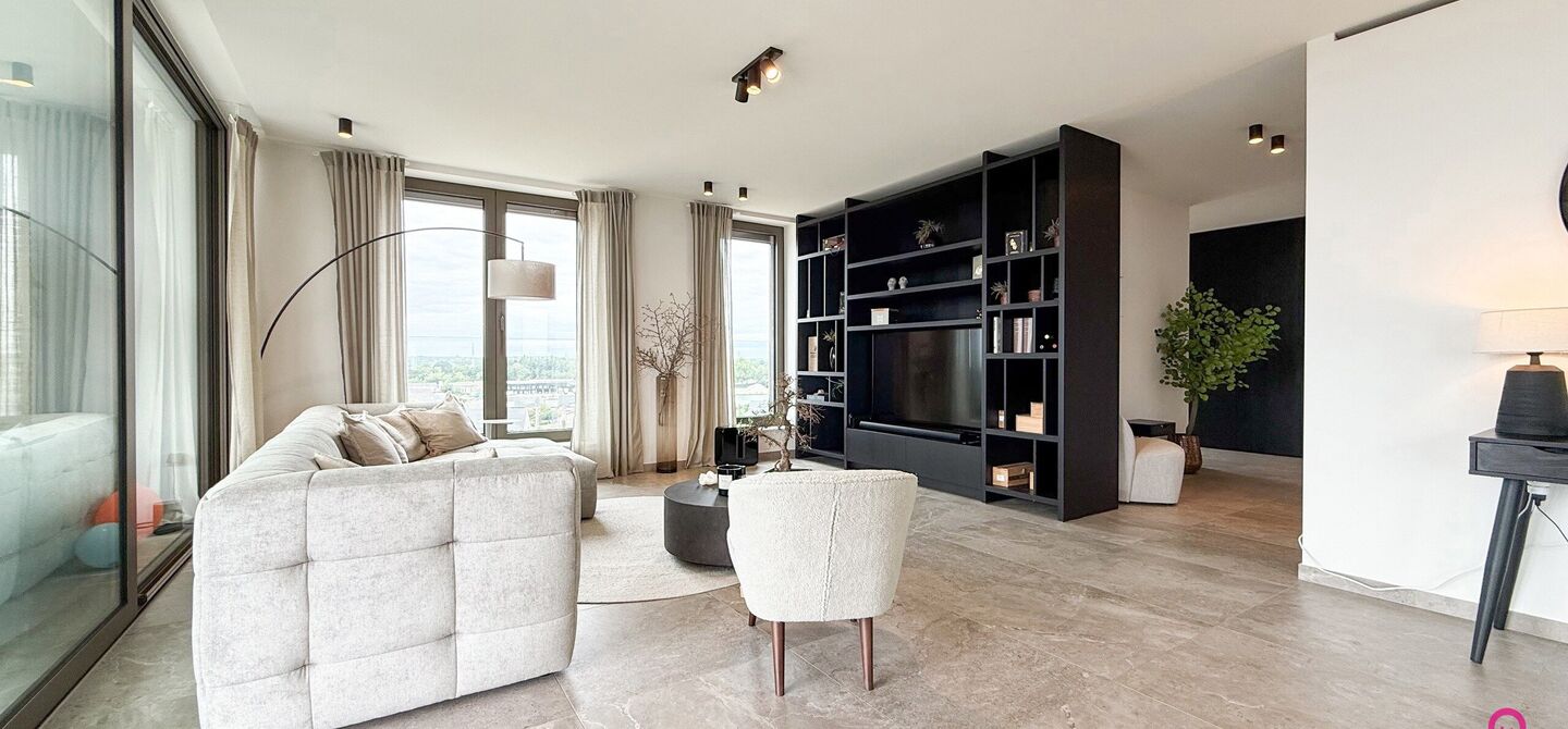 Uniek luxueus penthouse (221m&sup2;) met 2 slpks, 2 ensuite badkamers, 41m&sup2; terras en adembenemend uitzicht in centrum Beringen!

Bij ImmoFusion 7/7 &ldquo;open huis&rdquo; : klik op onze 3D-TOUR.
Ervaar vastgoed alsof je er zelf doorloopt!

Welkom in dit exclusieve