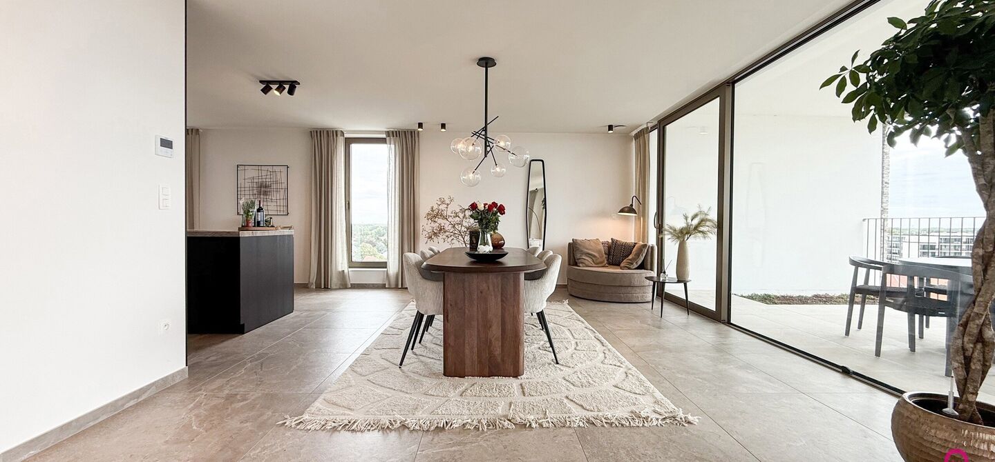 Uniek luxueus penthouse (221m&sup2;) met 2 slpks, 2 ensuite badkamers, 41m&sup2; terras en adembenemend uitzicht in centrum Beringen!

Bij ImmoFusion 7/7 &ldquo;open huis&rdquo; : klik op onze 3D-TOUR.
Ervaar vastgoed alsof je er zelf doorloopt!

Welkom in dit exclusieve