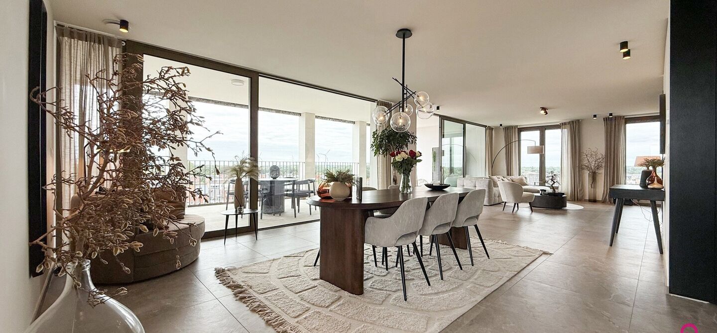 Uniek luxueus penthouse (221m&sup2;) met 2 slpks, 2 ensuite badkamers, 41m&sup2; terras en adembenemend uitzicht in centrum Beringen!

Bij ImmoFusion 7/7 &ldquo;open huis&rdquo; : klik op onze 3D-TOUR.
Ervaar vastgoed alsof je er zelf doorloopt!

Welkom in dit exclusieve