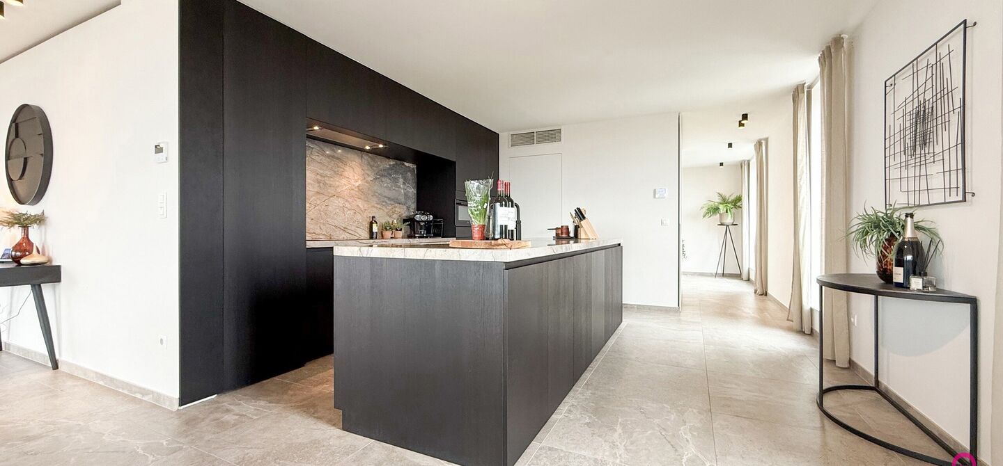 Uniek luxueus penthouse (221m&sup2;) met 2 slpks, 2 ensuite badkamers, 41m&sup2; terras en adembenemend uitzicht in centrum Beringen!

Bij ImmoFusion 7/7 &ldquo;open huis&rdquo; : klik op onze 3D-TOUR.
Ervaar vastgoed alsof je er zelf doorloopt!

Welkom in dit exclusieve