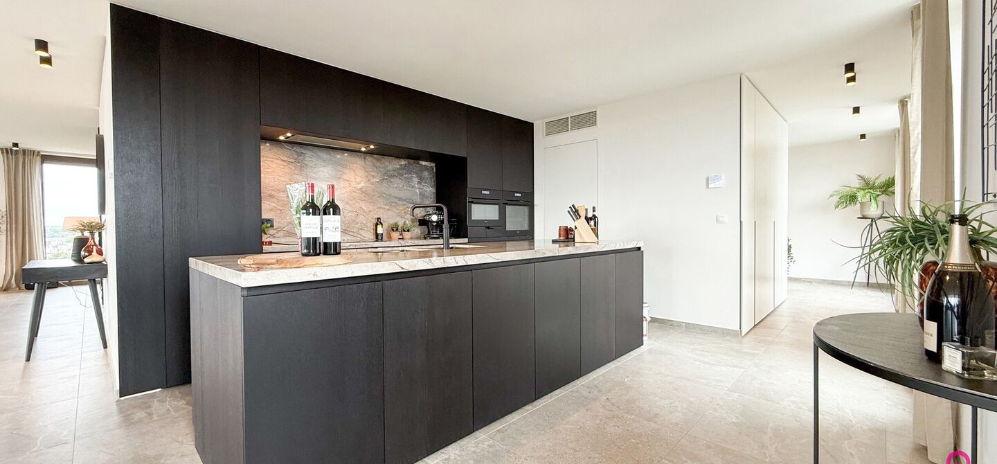 Uniek luxueus penthouse (221m&sup2;) met 2 slpks, 2 ensuite badkamers, 41m&sup2; terras en adembenemend uitzicht in centrum Beringen!

Bij ImmoFusion 7/7 &ldquo;open huis&rdquo; : klik op onze 3D-TOUR.
Ervaar vastgoed alsof je er zelf doorloopt!

Welkom in dit exclusieve