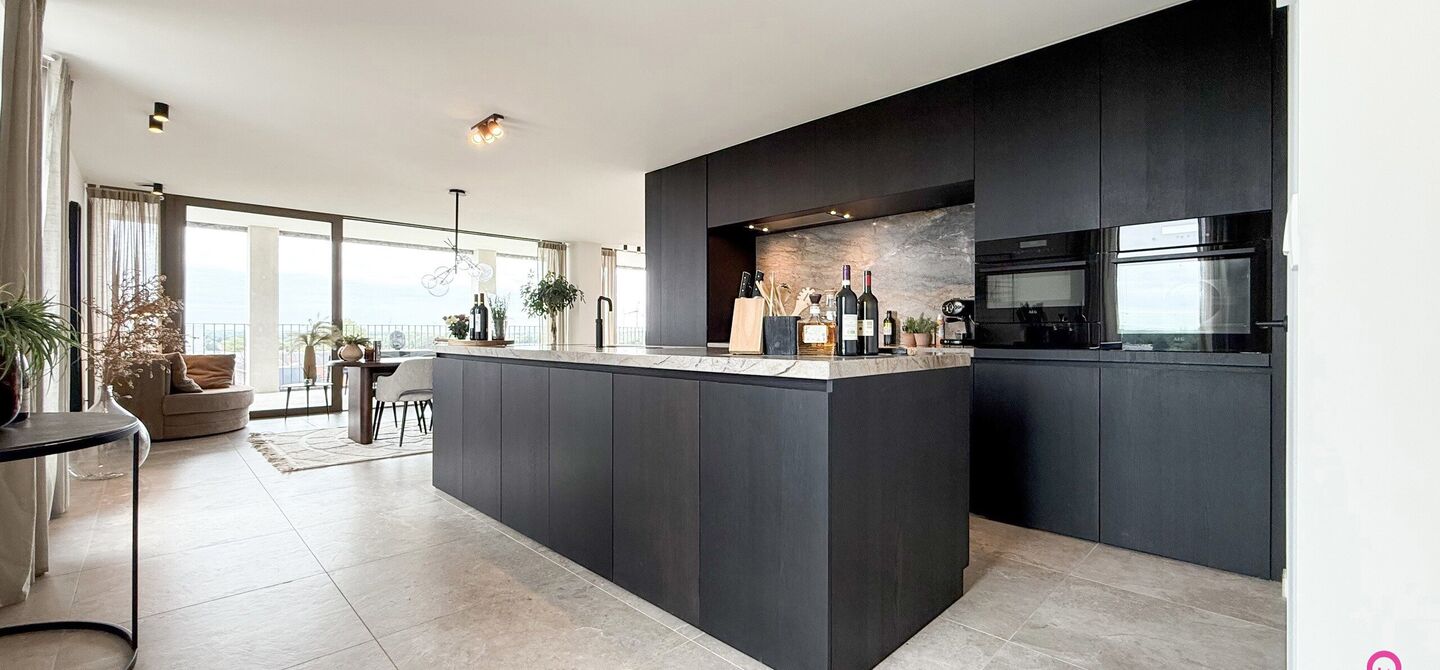 Uniek luxueus penthouse (221m&sup2;) met 2 slpks, 2 ensuite badkamers, 41m&sup2; terras en adembenemend uitzicht in centrum Beringen!

Bij ImmoFusion 7/7 &ldquo;open huis&rdquo; : klik op onze 3D-TOUR.
Ervaar vastgoed alsof je er zelf doorloopt!

Welkom in dit exclusieve