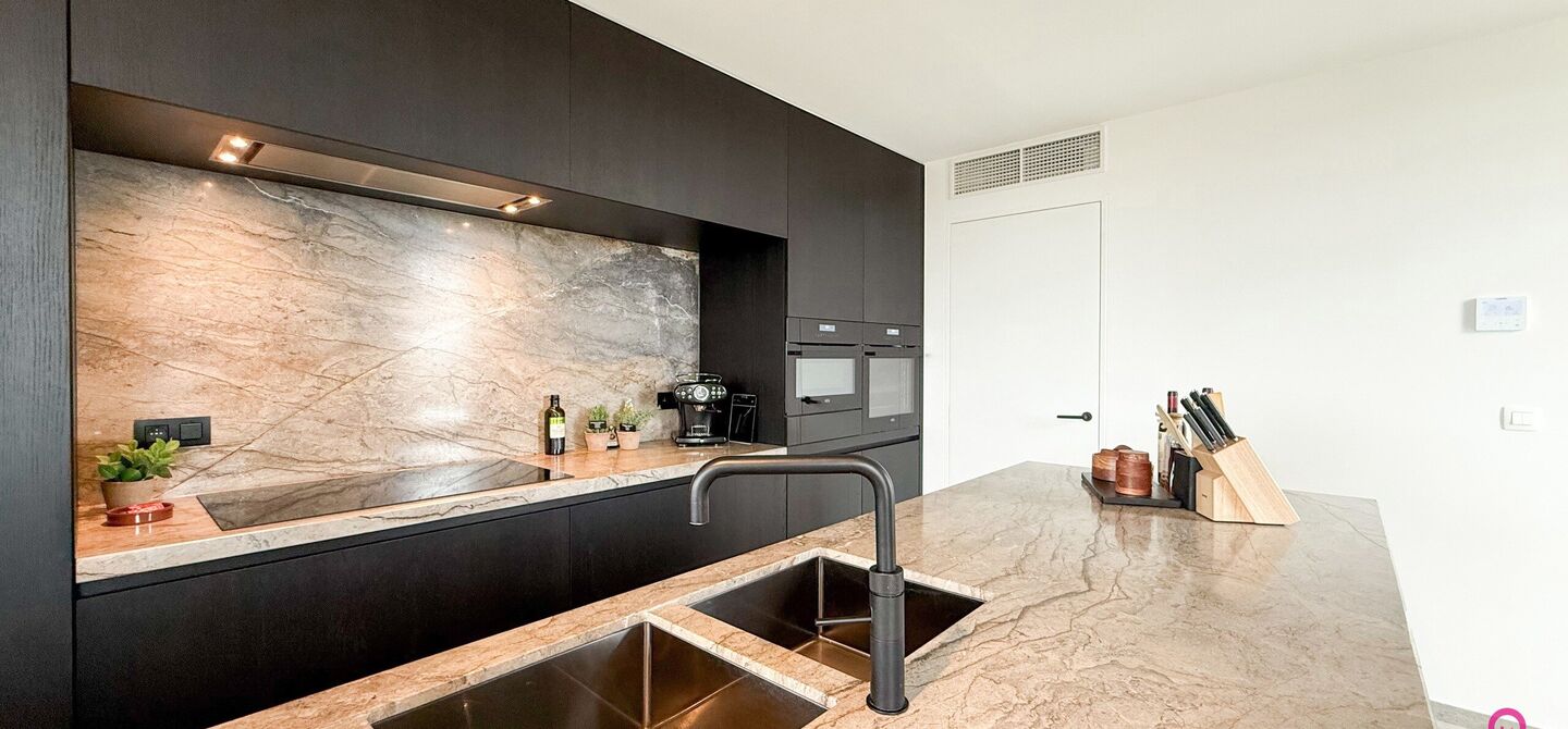 Uniek luxueus penthouse (221m&sup2;) met 2 slpks, 2 ensuite badkamers, 41m&sup2; terras en adembenemend uitzicht in centrum Beringen!

Bij ImmoFusion 7/7 &ldquo;open huis&rdquo; : klik op onze 3D-TOUR.
Ervaar vastgoed alsof je er zelf doorloopt!

Welkom in dit exclusieve