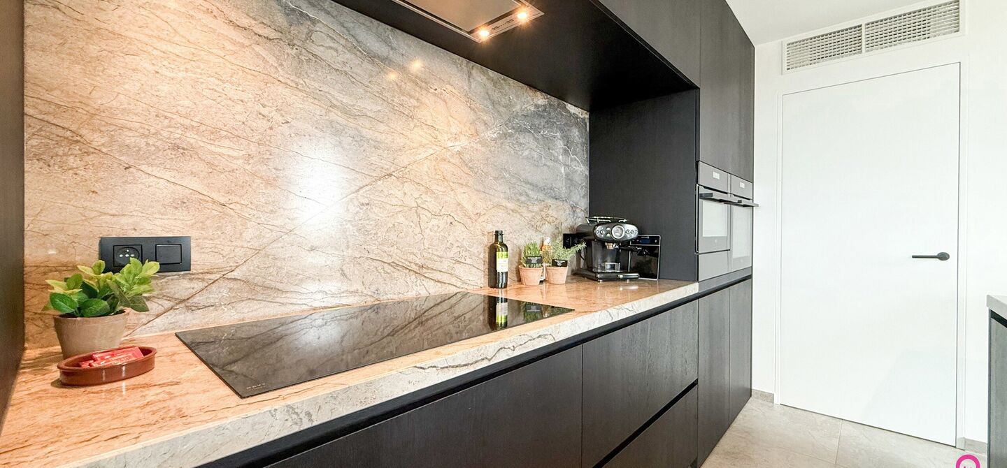 Uniek luxueus penthouse (221m&sup2;) met 2 slpks, 2 ensuite badkamers, 41m&sup2; terras en adembenemend uitzicht in centrum Beringen!

Bij ImmoFusion 7/7 &ldquo;open huis&rdquo; : klik op onze 3D-TOUR.
Ervaar vastgoed alsof je er zelf doorloopt!

Welkom in dit exclusieve