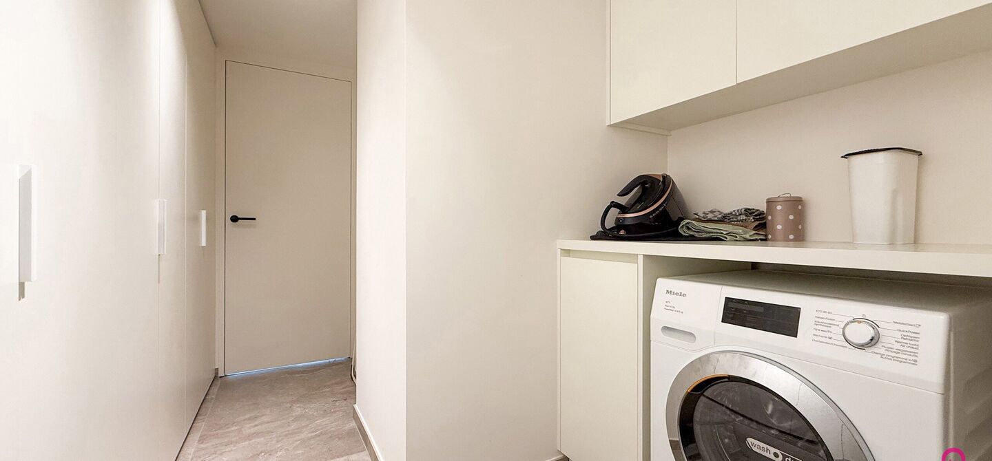 Uniek luxueus penthouse (221m&sup2;) met 2 slpks, 2 ensuite badkamers, 41m&sup2; terras en adembenemend uitzicht in centrum Beringen!

Bij ImmoFusion 7/7 &ldquo;open huis&rdquo; : klik op onze 3D-TOUR.
Ervaar vastgoed alsof je er zelf doorloopt!

Welkom in dit exclusieve