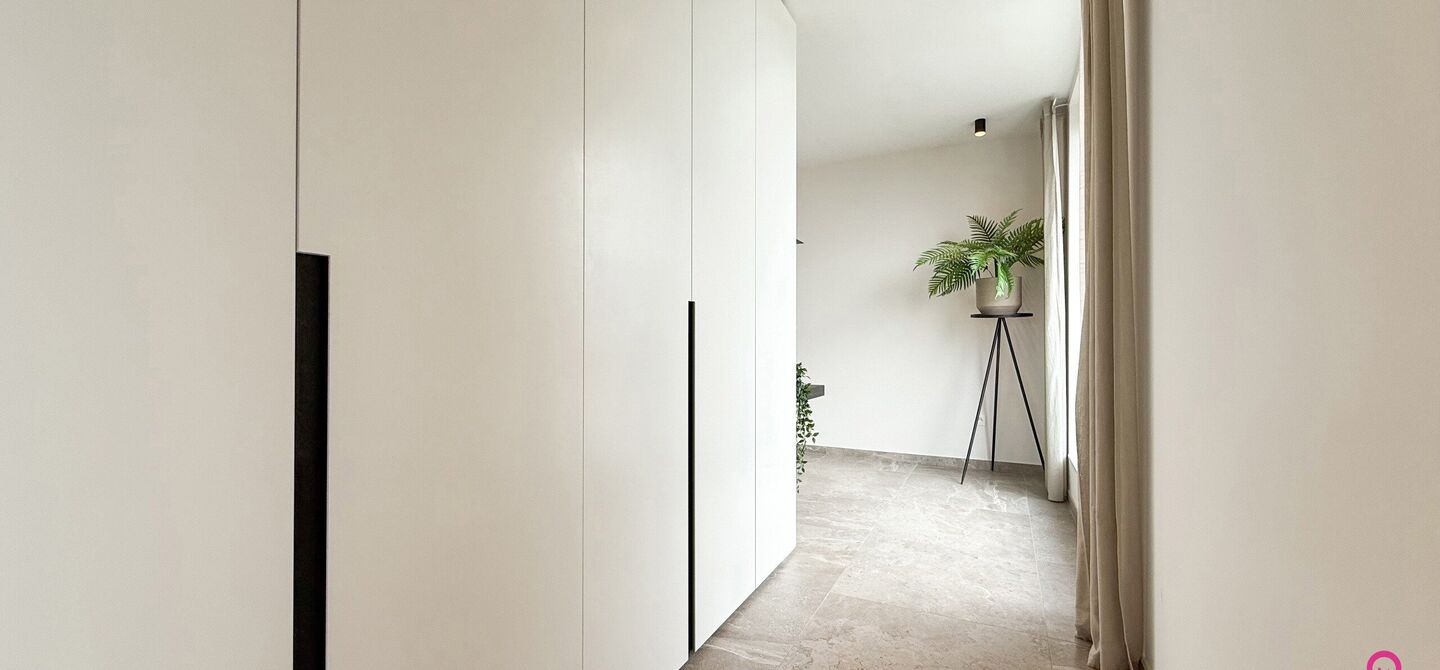 Uniek luxueus penthouse (221m&sup2;) met 2 slpks, 2 ensuite badkamers, 41m&sup2; terras en adembenemend uitzicht in centrum Beringen!

Bij ImmoFusion 7/7 &ldquo;open huis&rdquo; : klik op onze 3D-TOUR.
Ervaar vastgoed alsof je er zelf doorloopt!

Welkom in dit exclusieve