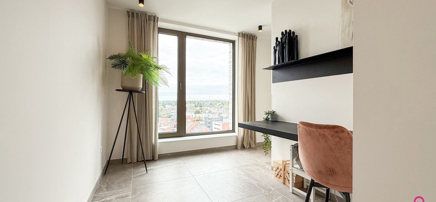 Uniek luxueus penthouse (221m&sup2;) met 2 slpks, 2 ensuite badkamers, 41m&sup2; terras en adembenemend uitzicht in centrum Beringen!

Bij ImmoFusion 7/7 &ldquo;open huis&rdquo; : klik op onze 3D-TOUR.
Ervaar vastgoed alsof je er zelf doorloopt!

Welkom in dit exclusieve