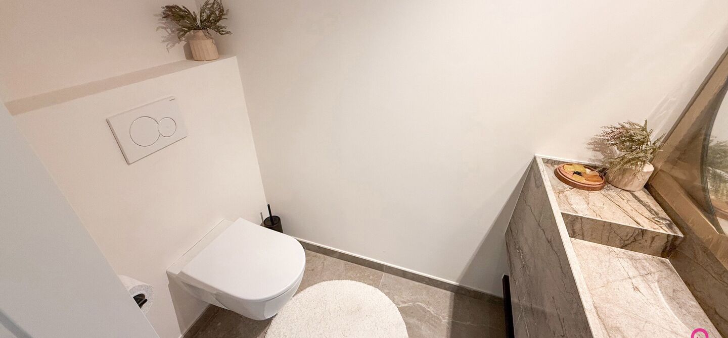 Uniek luxueus penthouse (221m&sup2;) met 2 slpks, 2 ensuite badkamers, 41m&sup2; terras en adembenemend uitzicht in centrum Beringen!

Bij ImmoFusion 7/7 &ldquo;open huis&rdquo; : klik op onze 3D-TOUR.
Ervaar vastgoed alsof je er zelf doorloopt!

Welkom in dit exclusieve