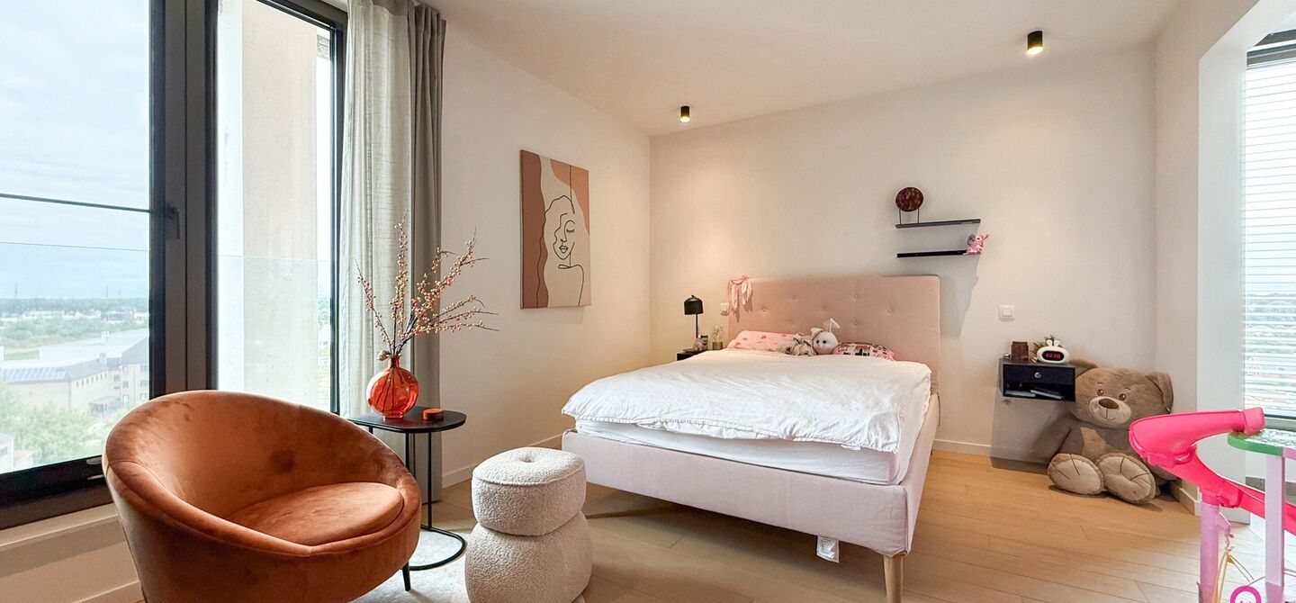 Uniek luxueus penthouse (221m&sup2;) met 2 slpks, 2 ensuite badkamers, 41m&sup2; terras en adembenemend uitzicht in centrum Beringen!

Bij ImmoFusion 7/7 &ldquo;open huis&rdquo; : klik op onze 3D-TOUR.
Ervaar vastgoed alsof je er zelf doorloopt!

Welkom in dit exclusieve