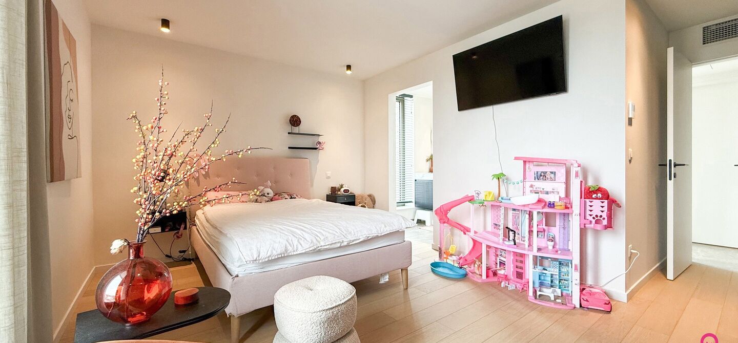 Uniek luxueus penthouse (221m&sup2;) met 2 slpks, 2 ensuite badkamers, 41m&sup2; terras en adembenemend uitzicht in centrum Beringen!

Bij ImmoFusion 7/7 &ldquo;open huis&rdquo; : klik op onze 3D-TOUR.
Ervaar vastgoed alsof je er zelf doorloopt!

Welkom in dit exclusieve