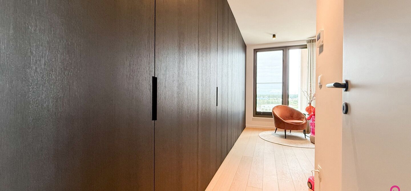 Uniek luxueus penthouse (221m&sup2;) met 2 slpks, 2 ensuite badkamers, 41m&sup2; terras en adembenemend uitzicht in centrum Beringen!

Bij ImmoFusion 7/7 &ldquo;open huis&rdquo; : klik op onze 3D-TOUR.
Ervaar vastgoed alsof je er zelf doorloopt!

Welkom in dit exclusieve