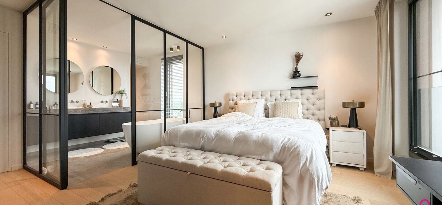 Uniek luxueus penthouse (221m&sup2;) met 2 slpks, 2 ensuite badkamers, 41m&sup2; terras en adembenemend uitzicht in centrum Beringen!

Bij ImmoFusion 7/7 &ldquo;open huis&rdquo; : klik op onze 3D-TOUR.
Ervaar vastgoed alsof je er zelf doorloopt!

Welkom in dit exclusieve