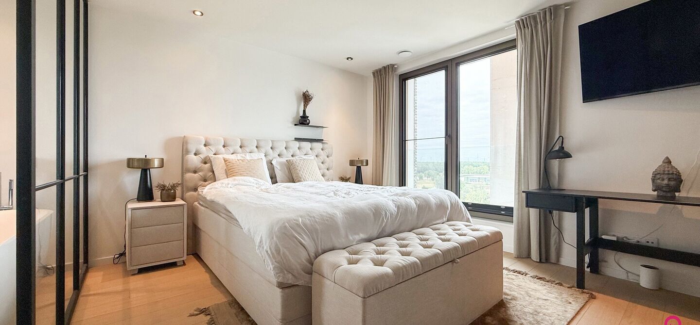 Uniek luxueus penthouse (221m&sup2;) met 2 slpks, 2 ensuite badkamers, 41m&sup2; terras en adembenemend uitzicht in centrum Beringen!

Bij ImmoFusion 7/7 &ldquo;open huis&rdquo; : klik op onze 3D-TOUR.
Ervaar vastgoed alsof je er zelf doorloopt!

Welkom in dit exclusieve