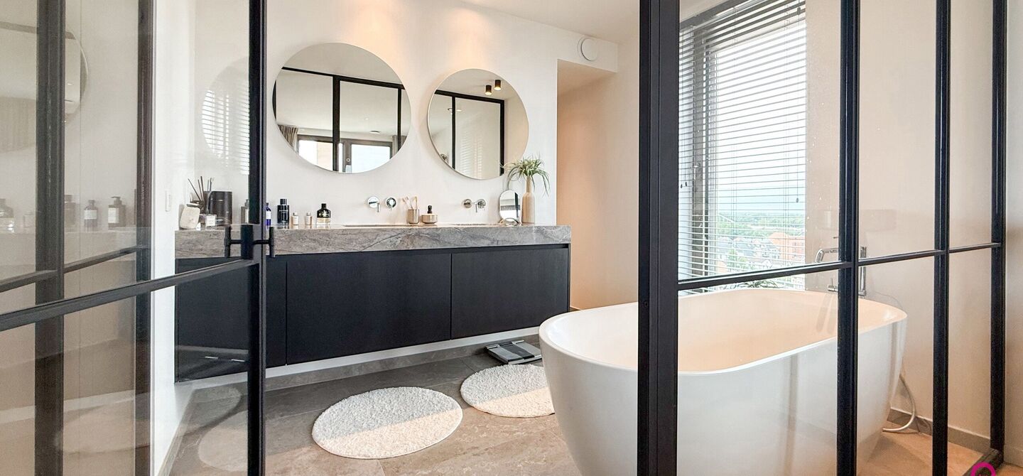 Uniek luxueus penthouse (221m&sup2;) met 2 slpks, 2 ensuite badkamers, 41m&sup2; terras en adembenemend uitzicht in centrum Beringen!

Bij ImmoFusion 7/7 &ldquo;open huis&rdquo; : klik op onze 3D-TOUR.
Ervaar vastgoed alsof je er zelf doorloopt!

Welkom in dit exclusieve