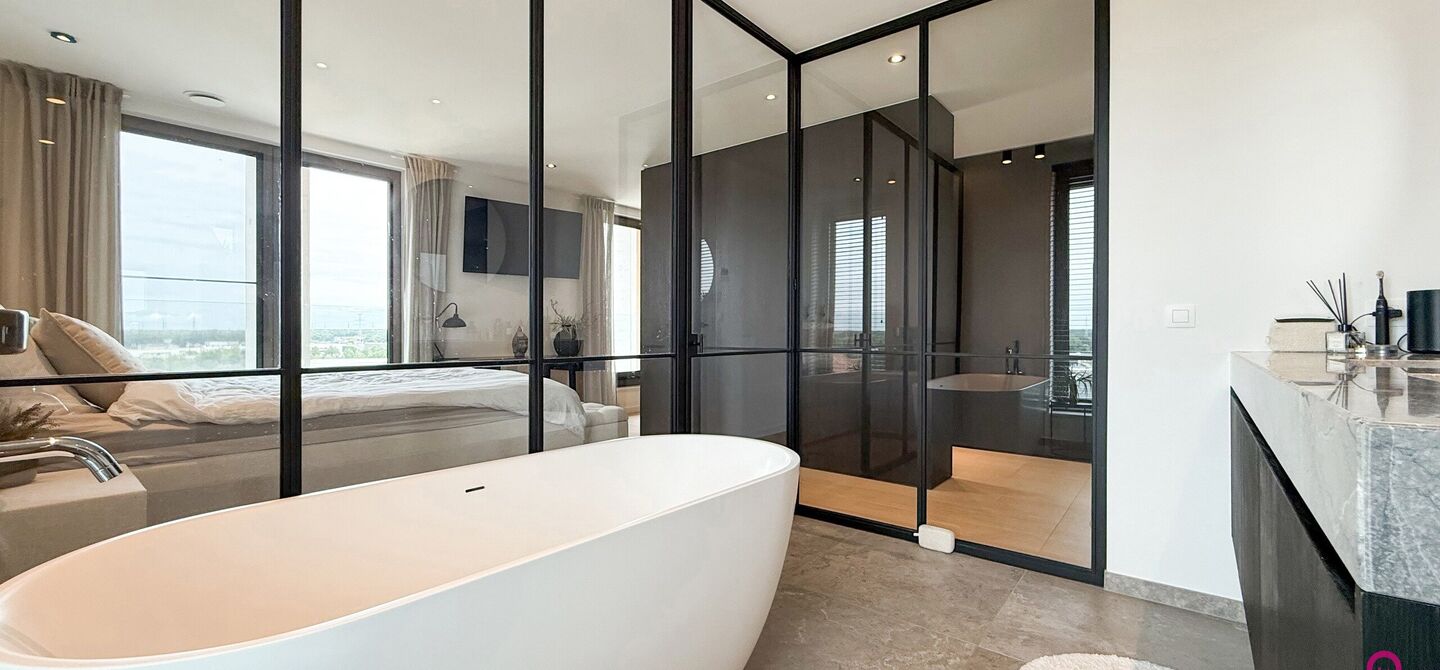 Uniek luxueus penthouse (221m&sup2;) met 2 slpks, 2 ensuite badkamers, 41m&sup2; terras en adembenemend uitzicht in centrum Beringen!

Bij ImmoFusion 7/7 &ldquo;open huis&rdquo; : klik op onze 3D-TOUR.
Ervaar vastgoed alsof je er zelf doorloopt!

Welkom in dit exclusieve