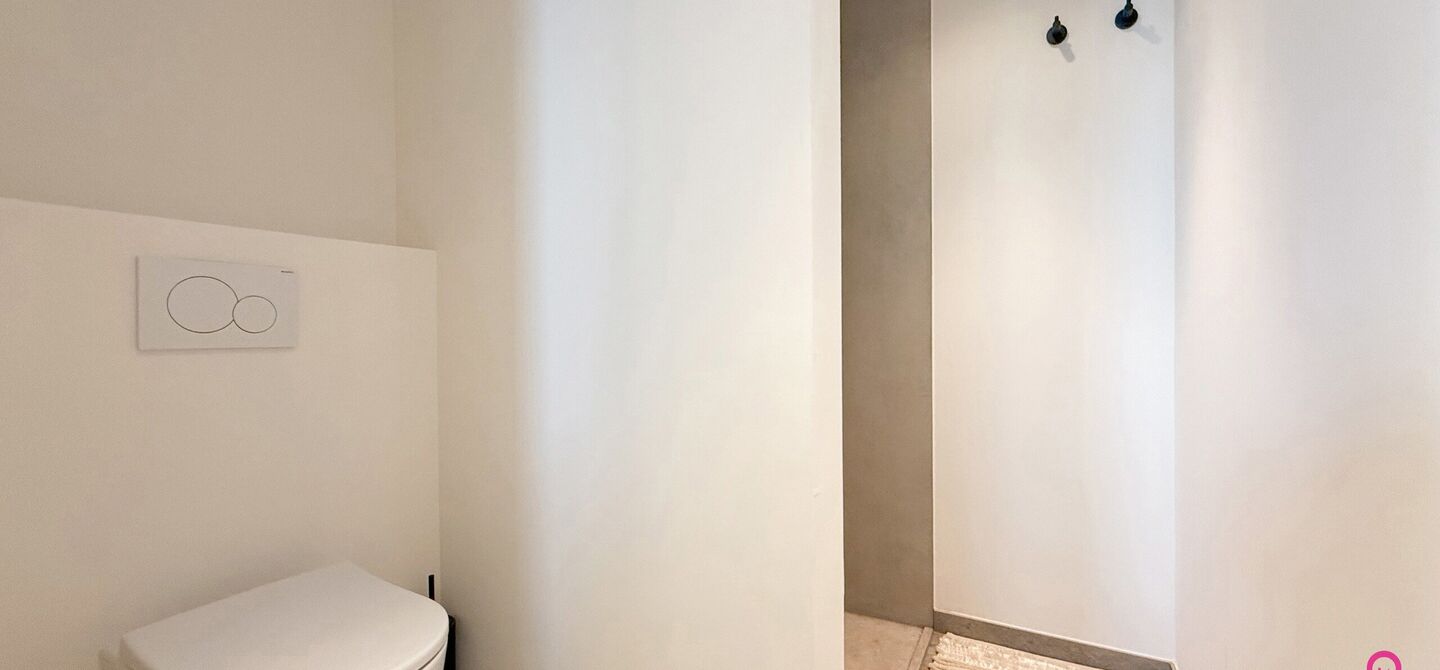 Uniek luxueus penthouse (221m&sup2;) met 2 slpks, 2 ensuite badkamers, 41m&sup2; terras en adembenemend uitzicht in centrum Beringen!

Bij ImmoFusion 7/7 &ldquo;open huis&rdquo; : klik op onze 3D-TOUR.
Ervaar vastgoed alsof je er zelf doorloopt!

Welkom in dit exclusieve