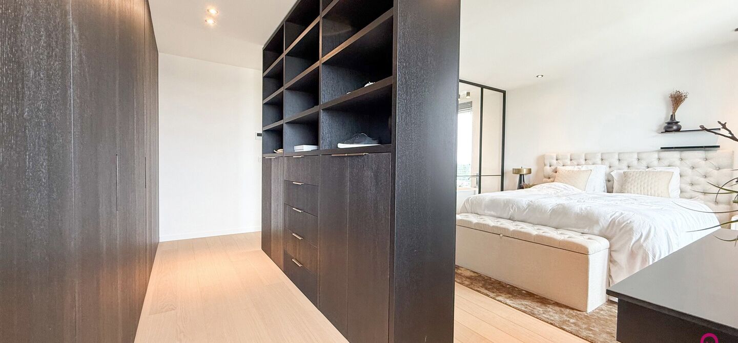 Uniek luxueus penthouse (221m&sup2;) met 2 slpks, 2 ensuite badkamers, 41m&sup2; terras en adembenemend uitzicht in centrum Beringen!

Bij ImmoFusion 7/7 &ldquo;open huis&rdquo; : klik op onze 3D-TOUR.
Ervaar vastgoed alsof je er zelf doorloopt!

Welkom in dit exclusieve