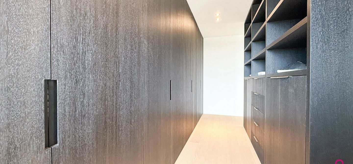 Uniek luxueus penthouse (221m&sup2;) met 2 slpks, 2 ensuite badkamers, 41m&sup2; terras en adembenemend uitzicht in centrum Beringen!

Bij ImmoFusion 7/7 &ldquo;open huis&rdquo; : klik op onze 3D-TOUR.
Ervaar vastgoed alsof je er zelf doorloopt!

Welkom in dit exclusieve