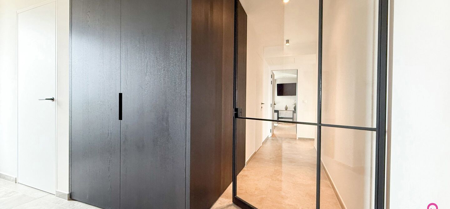 Uniek luxueus penthouse (221m&sup2;) met 2 slpks, 2 ensuite badkamers, 41m&sup2; terras en adembenemend uitzicht in centrum Beringen!

Bij ImmoFusion 7/7 &ldquo;open huis&rdquo; : klik op onze 3D-TOUR.
Ervaar vastgoed alsof je er zelf doorloopt!

Welkom in dit exclusieve