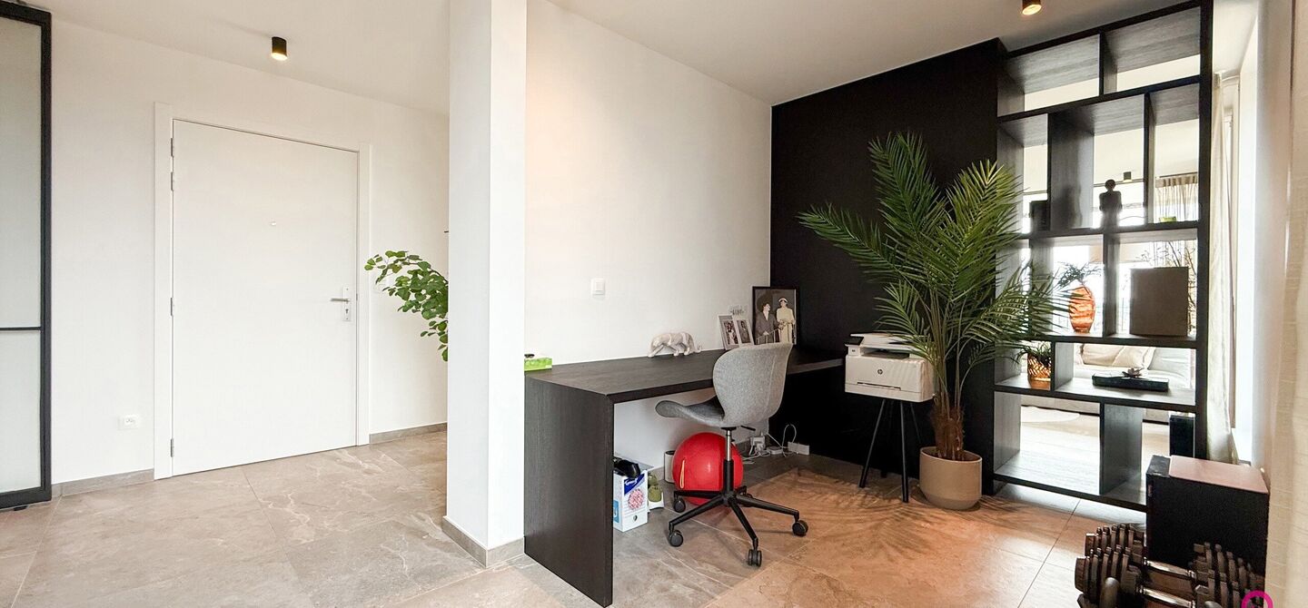 Uniek luxueus penthouse (221m&sup2;) met 2 slpks, 2 ensuite badkamers, 41m&sup2; terras en adembenemend uitzicht in centrum Beringen!

Bij ImmoFusion 7/7 &ldquo;open huis&rdquo; : klik op onze 3D-TOUR.
Ervaar vastgoed alsof je er zelf doorloopt!

Welkom in dit exclusieve