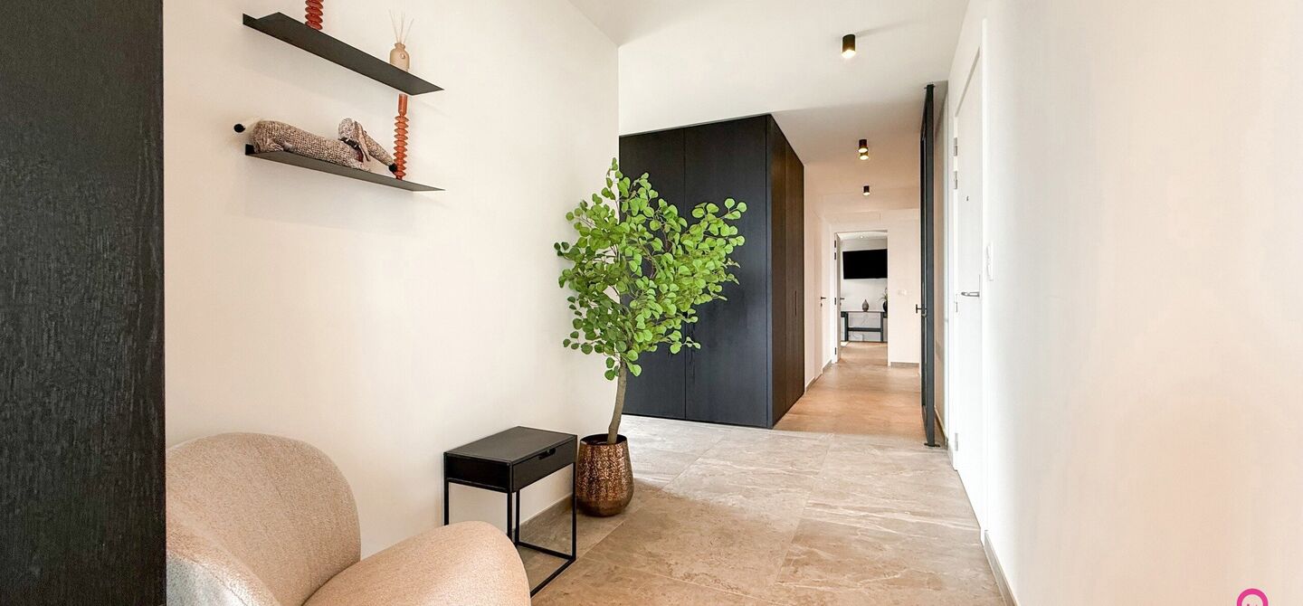 Uniek luxueus penthouse (221m&sup2;) met 2 slpks, 2 ensuite badkamers, 41m&sup2; terras en adembenemend uitzicht in centrum Beringen!

Bij ImmoFusion 7/7 &ldquo;open huis&rdquo; : klik op onze 3D-TOUR.
Ervaar vastgoed alsof je er zelf doorloopt!

Welkom in dit exclusieve