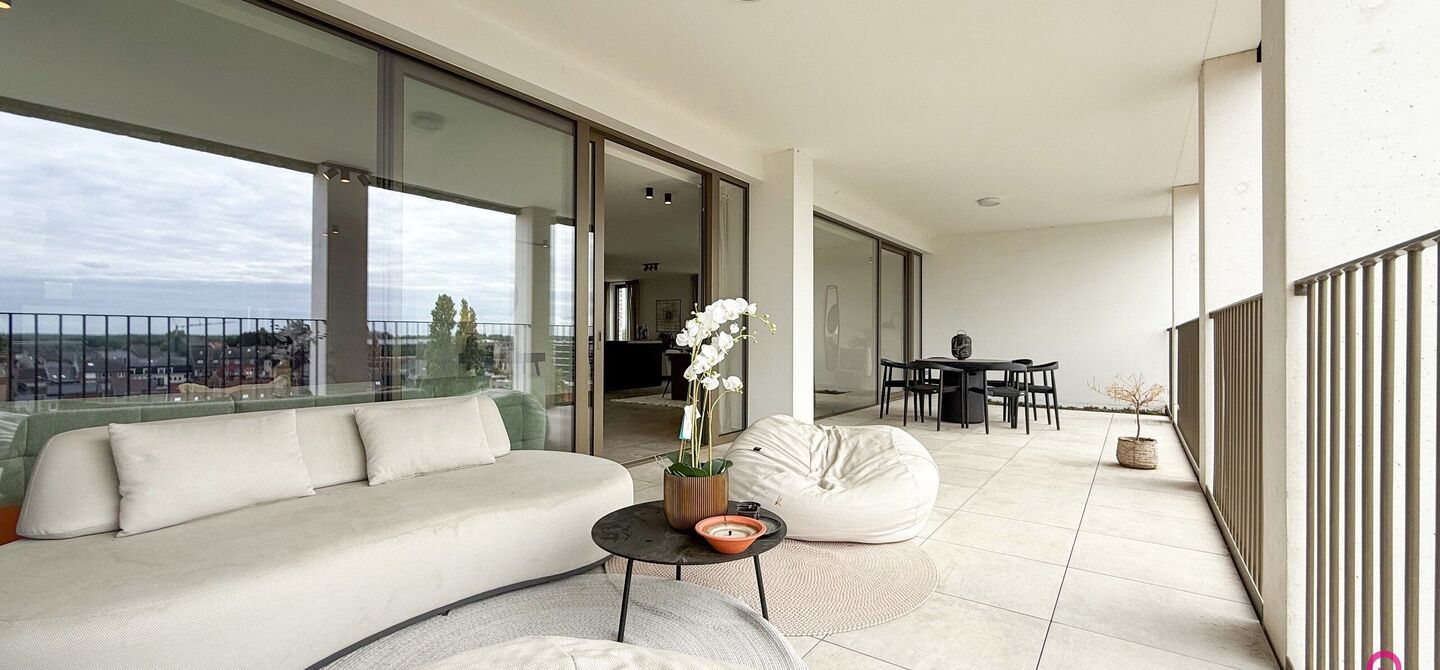 Uniek luxueus penthouse (221m&sup2;) met 2 slpks, 2 ensuite badkamers, 41m&sup2; terras en adembenemend uitzicht in centrum Beringen!

Bij ImmoFusion 7/7 &ldquo;open huis&rdquo; : klik op onze 3D-TOUR.
Ervaar vastgoed alsof je er zelf doorloopt!

Welkom in dit exclusieve