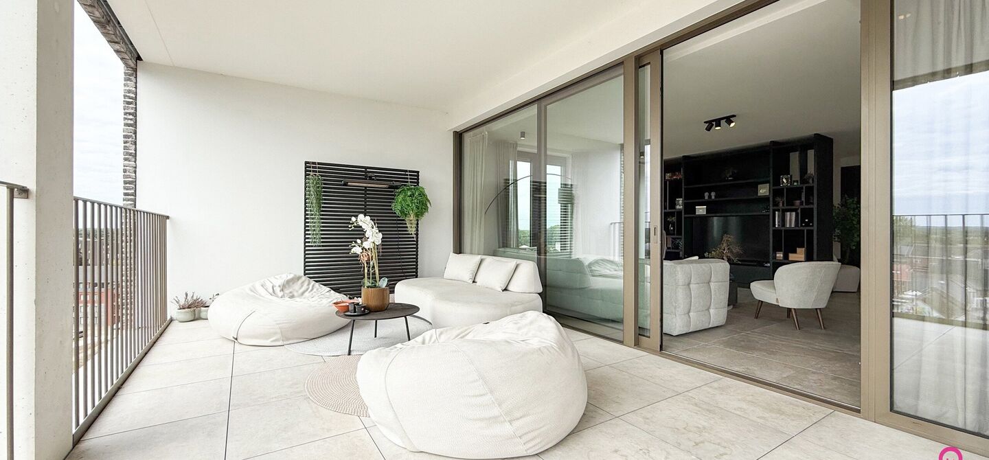 Uniek luxueus penthouse (221m&sup2;) met 2 slpks, 2 ensuite badkamers, 41m&sup2; terras en adembenemend uitzicht in centrum Beringen!

Bij ImmoFusion 7/7 &ldquo;open huis&rdquo; : klik op onze 3D-TOUR.
Ervaar vastgoed alsof je er zelf doorloopt!

Welkom in dit exclusieve