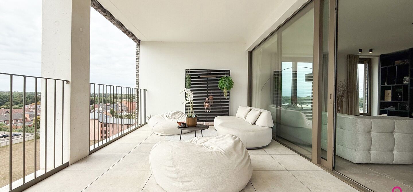 Uniek luxueus penthouse (221m&sup2;) met 2 slpks, 2 ensuite badkamers, 41m&sup2; terras en adembenemend uitzicht in centrum Beringen!

Bij ImmoFusion 7/7 &ldquo;open huis&rdquo; : klik op onze 3D-TOUR.
Ervaar vastgoed alsof je er zelf doorloopt!

Welkom in dit exclusieve