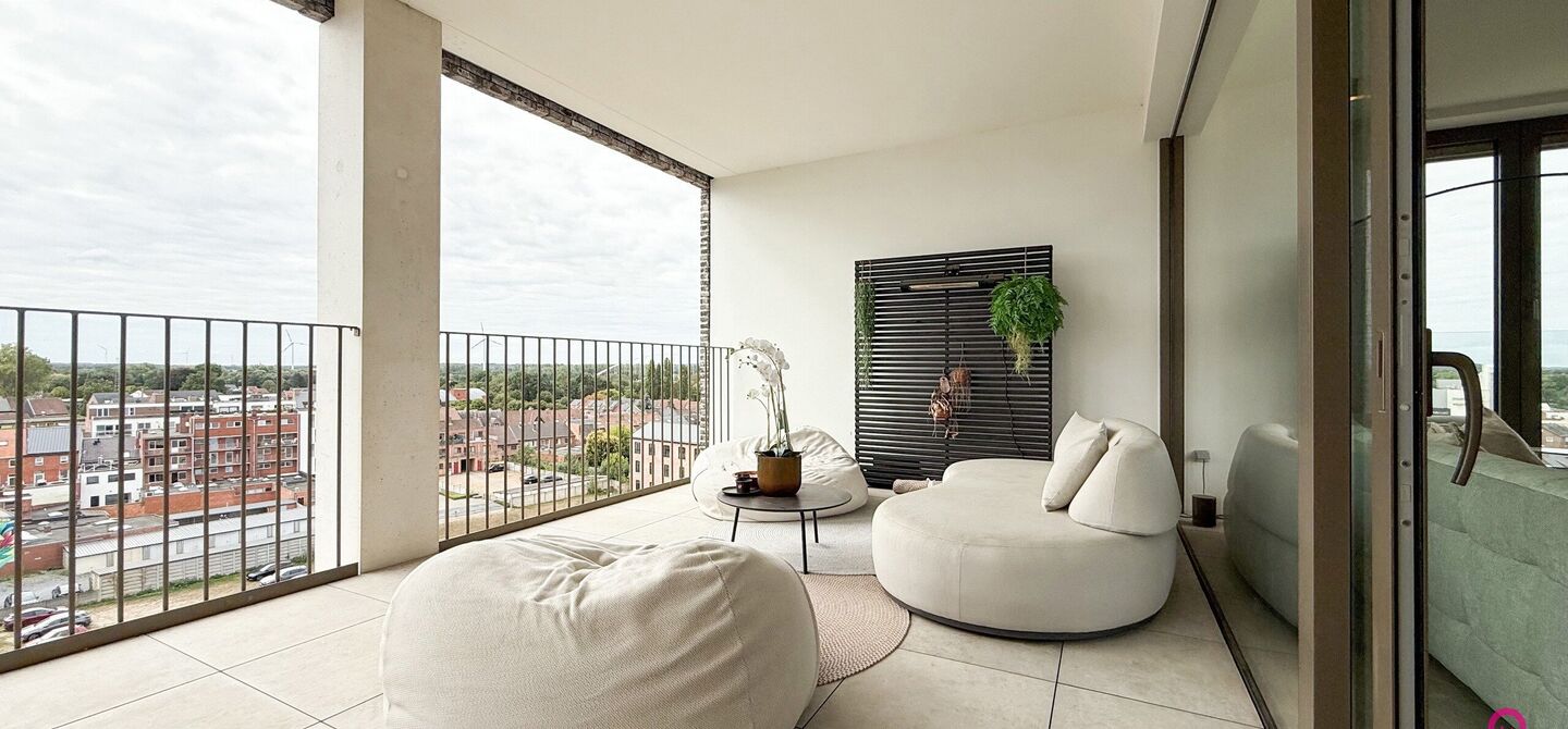 Uniek luxueus penthouse (221m&sup2;) met 2 slpks, 2 ensuite badkamers, 41m&sup2; terras en adembenemend uitzicht in centrum Beringen!

Bij ImmoFusion 7/7 &ldquo;open huis&rdquo; : klik op onze 3D-TOUR.
Ervaar vastgoed alsof je er zelf doorloopt!

Welkom in dit exclusieve