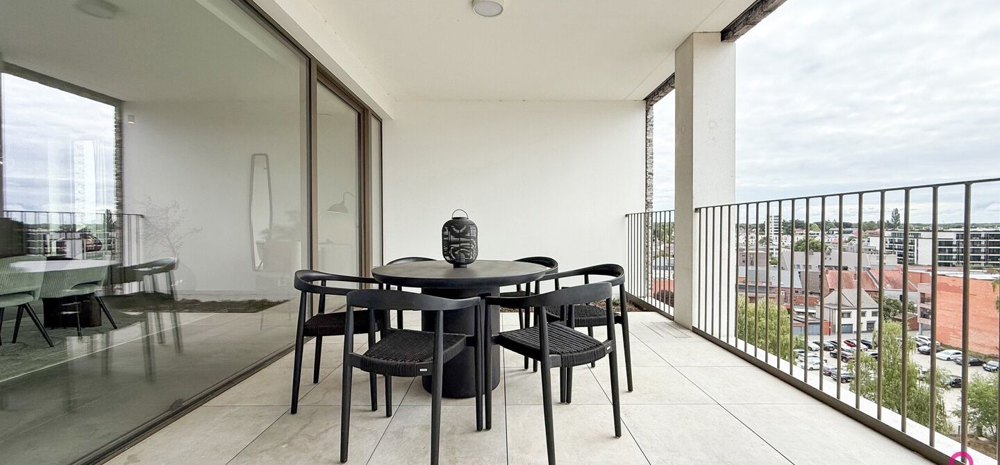 Uniek luxueus penthouse (221m&sup2;) met 2 slpks, 2 ensuite badkamers, 41m&sup2; terras en adembenemend uitzicht in centrum Beringen!

Bij ImmoFusion 7/7 &ldquo;open huis&rdquo; : klik op onze 3D-TOUR.
Ervaar vastgoed alsof je er zelf doorloopt!

Welkom in dit exclusieve