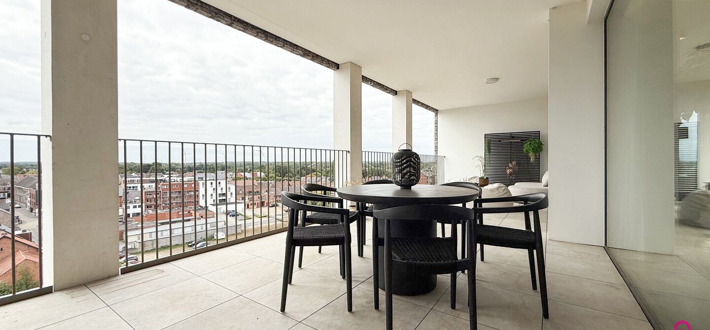 Uniek luxueus penthouse (221m&sup2;) met 2 slpks, 2 ensuite badkamers, 41m&sup2; terras en adembenemend uitzicht in centrum Beringen!

Bij ImmoFusion 7/7 &ldquo;open huis&rdquo; : klik op onze 3D-TOUR.
Ervaar vastgoed alsof je er zelf doorloopt!

Welkom in dit exclusieve