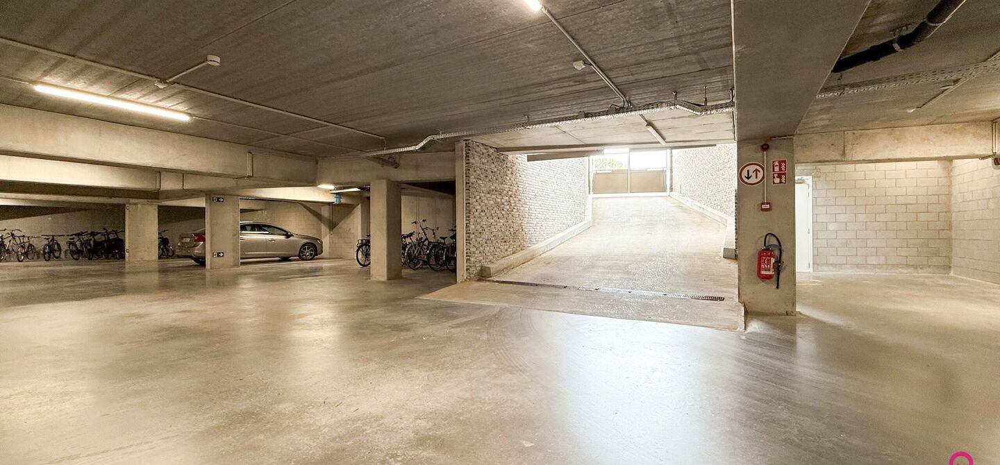 Uniek luxueus penthouse (221m&sup2;) met 2 slpks, 2 ensuite badkamers, 41m&sup2; terras en adembenemend uitzicht in centrum Beringen!

Bij ImmoFusion 7/7 &ldquo;open huis&rdquo; : klik op onze 3D-TOUR.
Ervaar vastgoed alsof je er zelf doorloopt!

Welkom in dit exclusieve