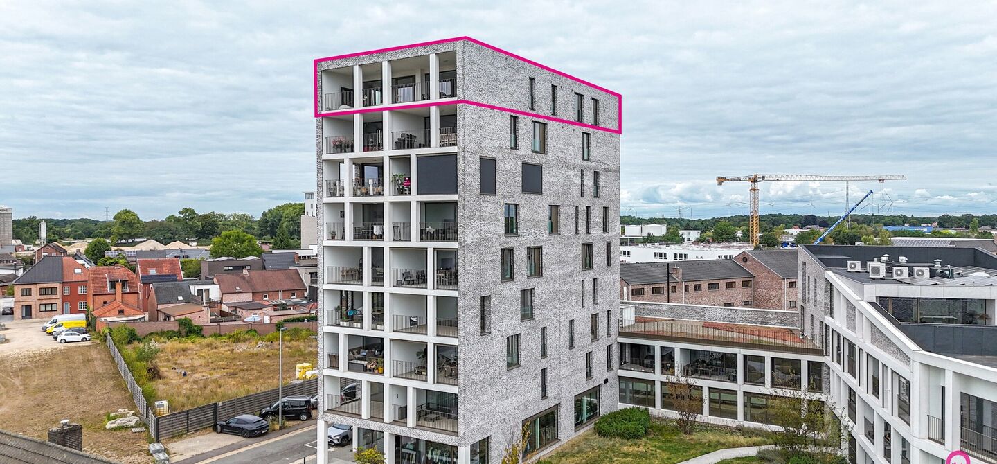 Uniek luxueus penthouse (221m&sup2;) met 2 slpks, 2 ensuite badkamers, 41m&sup2; terras en adembenemend uitzicht in centrum Beringen!

Bij ImmoFusion 7/7 &ldquo;open huis&rdquo; : klik op onze 3D-TOUR.
Ervaar vastgoed alsof je er zelf doorloopt!

Welkom in dit exclusieve