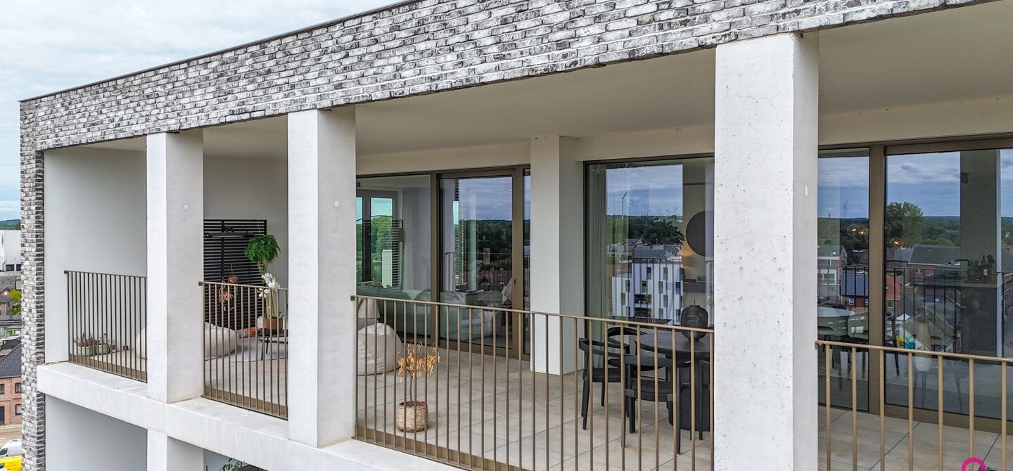 Uniek luxueus penthouse (221m&sup2;) met 2 slpks, 2 ensuite badkamers, 41m&sup2; terras en adembenemend uitzicht in centrum Beringen!

Bij ImmoFusion 7/7 &ldquo;open huis&rdquo; : klik op onze 3D-TOUR.
Ervaar vastgoed alsof je er zelf doorloopt!

Welkom in dit exclusieve