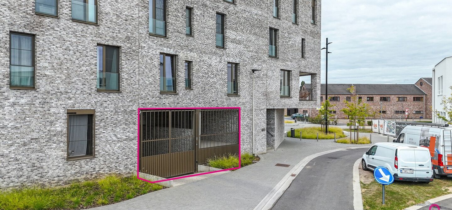 Uniek luxueus penthouse (221m&sup2;) met 2 slpks, 2 ensuite badkamers, 41m&sup2; terras en adembenemend uitzicht in centrum Beringen!

Bij ImmoFusion 7/7 &ldquo;open huis&rdquo; : klik op onze 3D-TOUR.
Ervaar vastgoed alsof je er zelf doorloopt!

Welkom in dit exclusieve