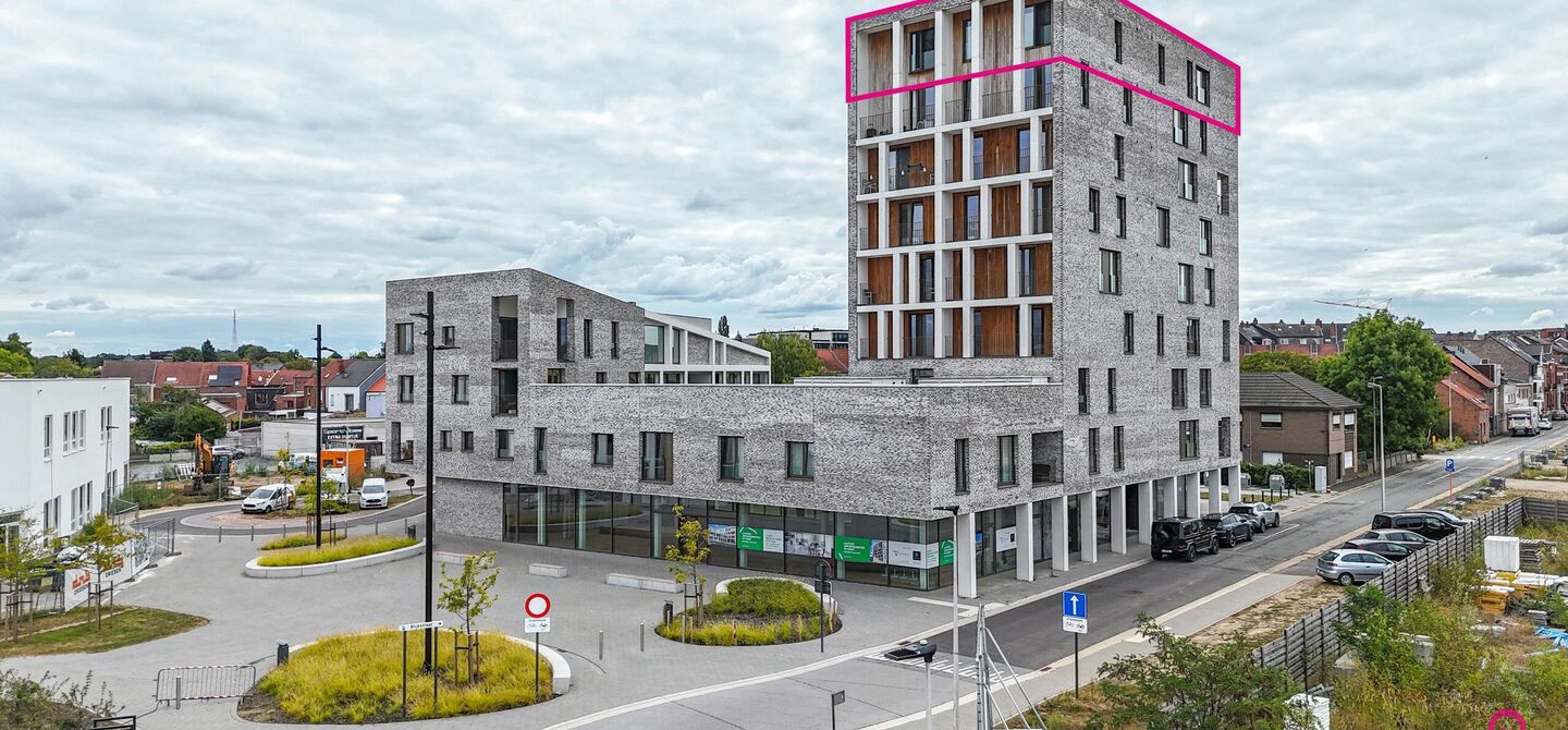 Uniek luxueus penthouse (221m&sup2;) met 2 slpks, 2 ensuite badkamers, 41m&sup2; terras en adembenemend uitzicht in centrum Beringen!

Bij ImmoFusion 7/7 &ldquo;open huis&rdquo; : klik op onze 3D-TOUR.
Ervaar vastgoed alsof je er zelf doorloopt!

Welkom in dit exclusieve